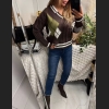Czekoladowy sweter w romby i dekoltem w serek